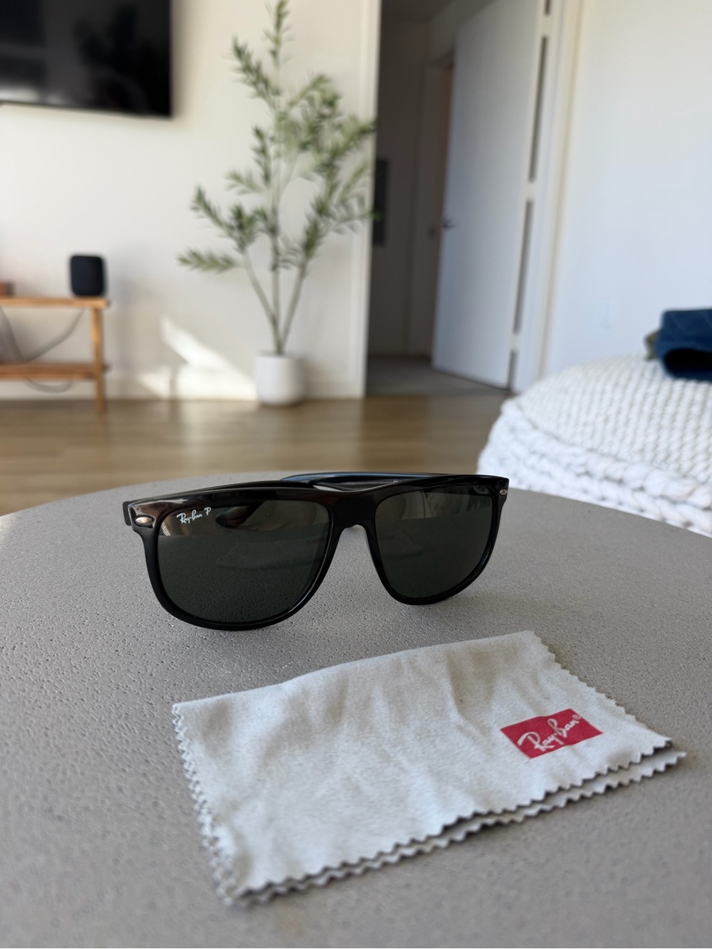 Ray-Ban Black Polarized Wayfarer Sunglasses with Case - Picture 2 of 8